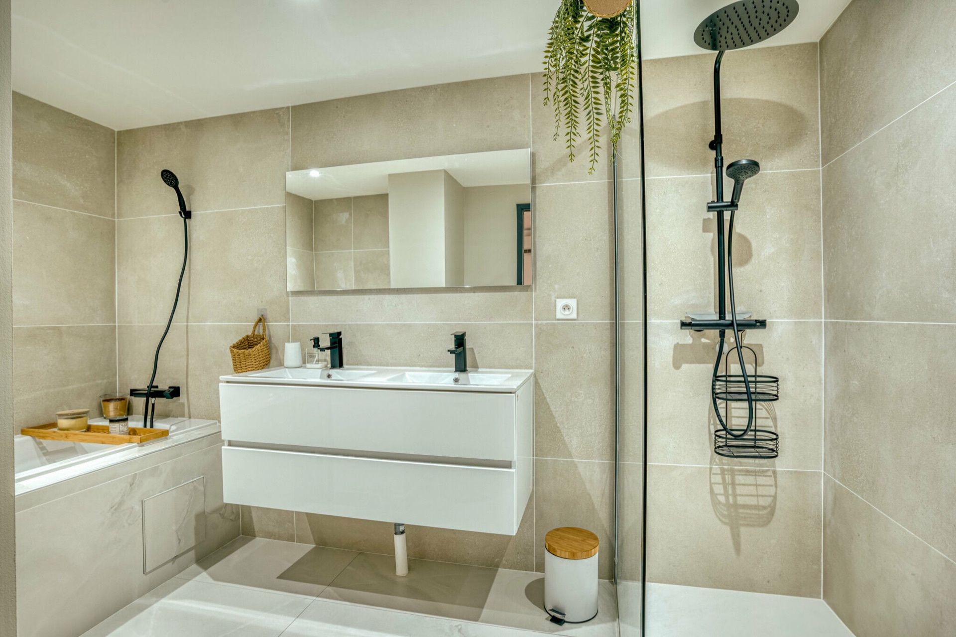 Badkamer met bad en douche