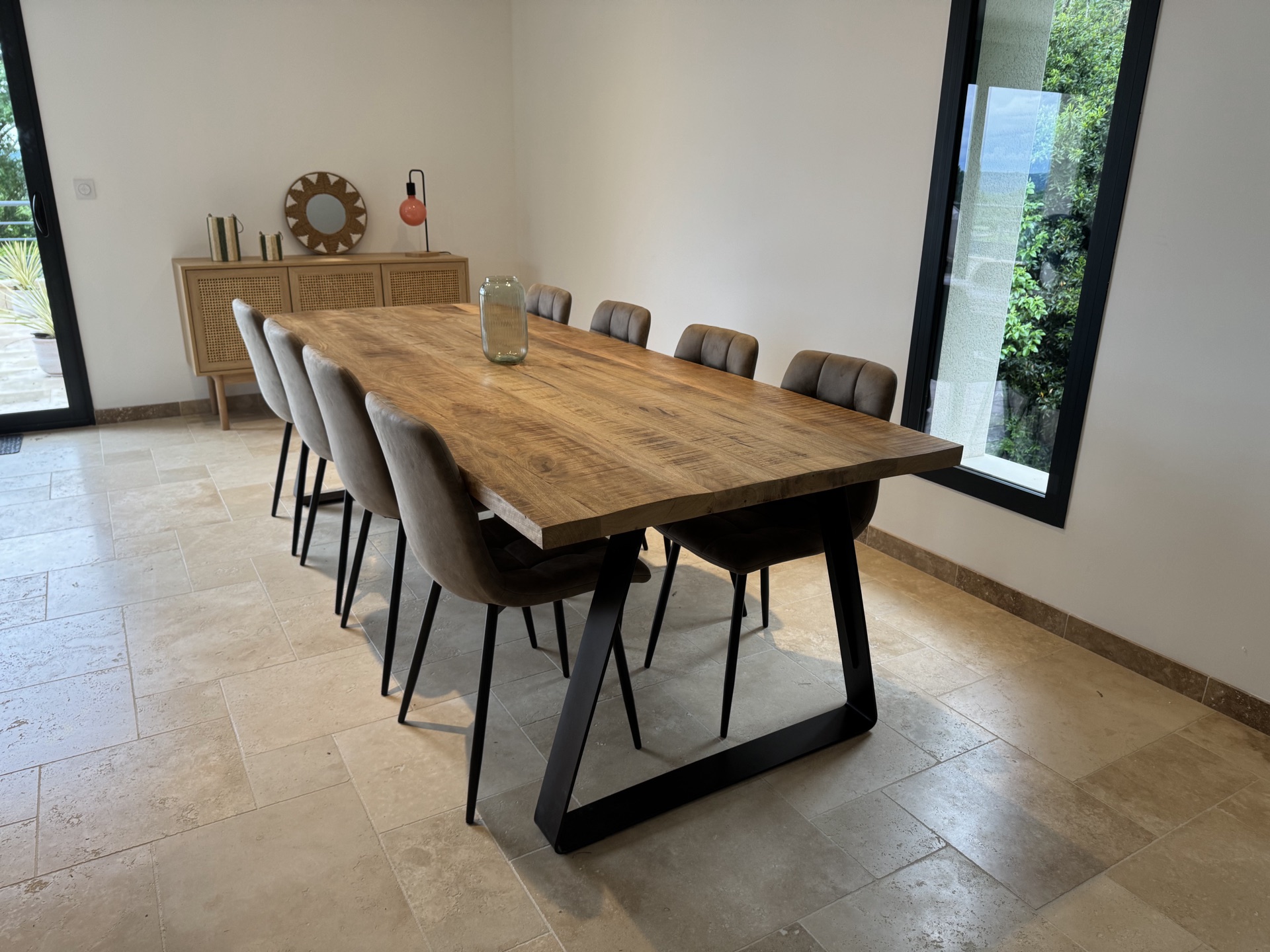Eetkamer met grote eettafel voor 10 personen